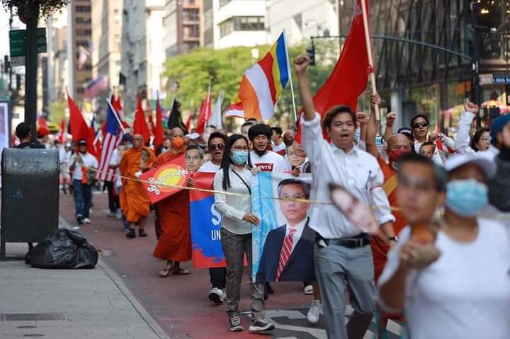 SRMforJustice's tweet photo. MYANMAR PROTESTS ABROAD 

USA |In front of @UN official dept.  at NewYork,thousands of burmese nationalities staged a protest in great calling for the recognition of @NUGMyanmar &amp; @KyawTun62907405's credential chanting pro-democratic slogans.

#Sep13Coup 
#UN_RecognizeNUG https://t.co/SzowlMGDRn