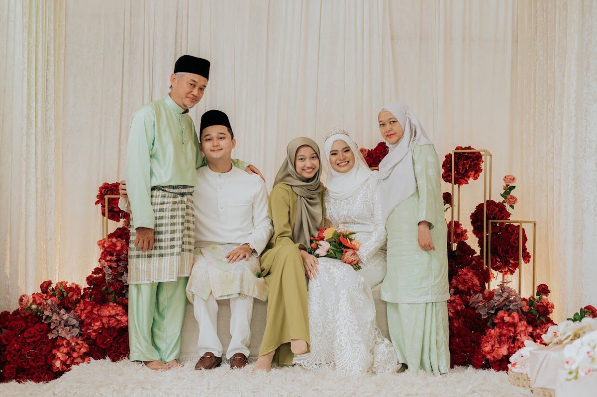 qillssssss's tweet photo. Alhamdulillah sah bergelar isteri @irsydaiman ❤️ https://t.co/qmGHxczzP7