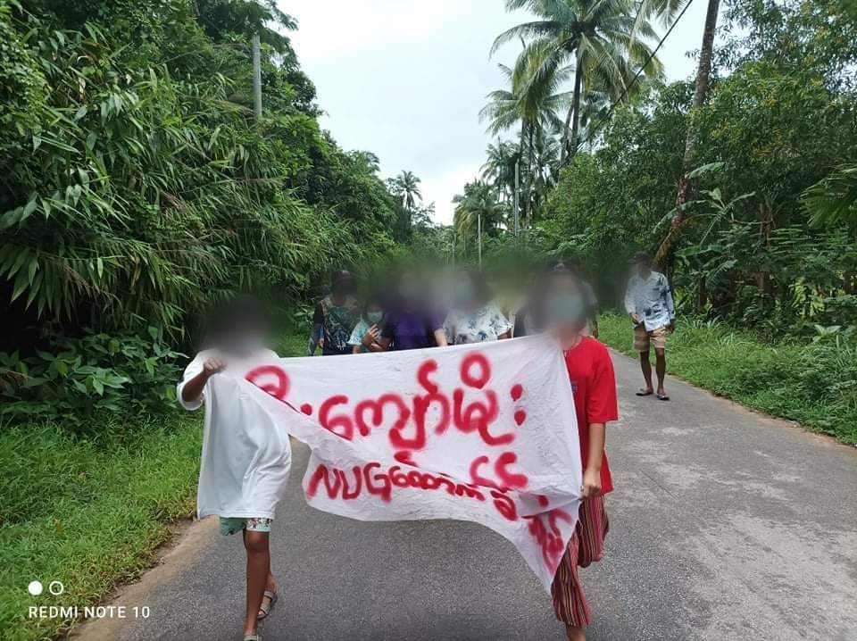 lae_thar's tweet photo. A group of youths from a village in #LongLone Township marched and protested to show their support of @NUGMyanmar government and @KyawTun62907405 .
#Sep13Coup
#UN_RecognizeNUG 
#KyawMoeTunRepresentsMyanmar
#WhatsHappeningInMyanmar https://t.co/uhzxHdWkXh