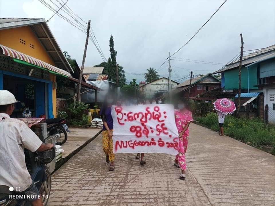 lae_thar's tweet photo. A group of youths from a village in #LongLone Township marched and protested to show their support of @NUGMyanmar government and @KyawTun62907405 .
#Sep13Coup
#UN_RecognizeNUG 
#KyawMoeTunRepresentsMyanmar
#WhatsHappeningInMyanmar https://t.co/uhzxHdWkXh