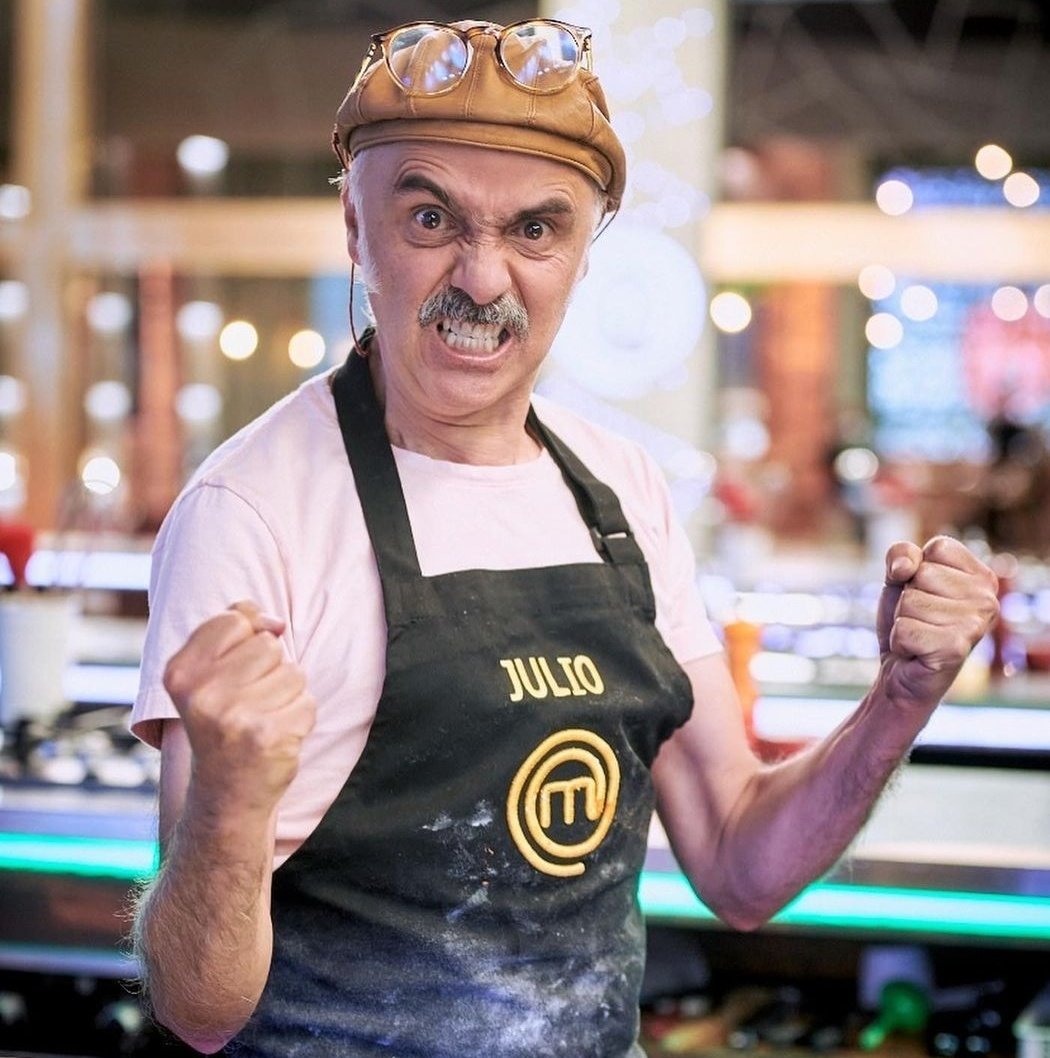 TodoRatingCol's tweet photo. La cara de un hombre que salió de un programa con la frente en alto, jugando a lo limpio, dejándonos como reflexión que la Colombia chiquita de gente falsa, corrupta y sin valores debe cambiar. Grande Julito, pronto el karma hará lo suyo con Catalina #MasterChefCelebrityColombia https://t.co/d5mb1Jp05Z