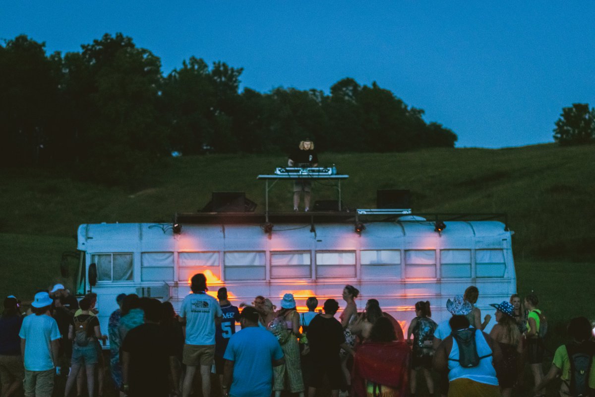 TheFestiveOwl's tweet photo. This is overdue but deserves a proper post — as @Bonnaroo was canceled a group of about 1000 'Roo Refugees' came together in just a few short hours to create a festival just down the road including artists, vendors, staff + more for an unforgettable weekend at @Short_Mountain. https://t.co/cQMKI7GecI