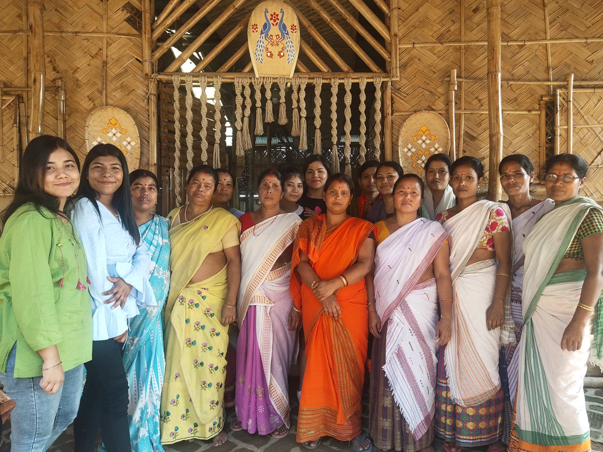 j_saumar's tweet image. We at Indian Weavers Alliance are working 11-12 hours a day, earning basic running cost, still we feel we are lucky we could create direct source of income for many of our Artisans. @himantabiswa @narendramodi @csbmot @DCtrti @TexMinIndia @minmsme #MakeInIndia #sustainablemodel