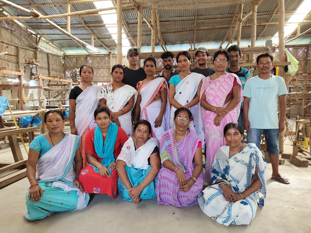 j_saumar's tweet image. We at Indian Weavers Alliance are working 11-12 hours a day, earning basic running cost, still we feel we are lucky we could create direct source of income for many of our Artisans. @himantabiswa @narendramodi @csbmot @DCtrti @TexMinIndia @minmsme #MakeInIndia #sustainablemodel