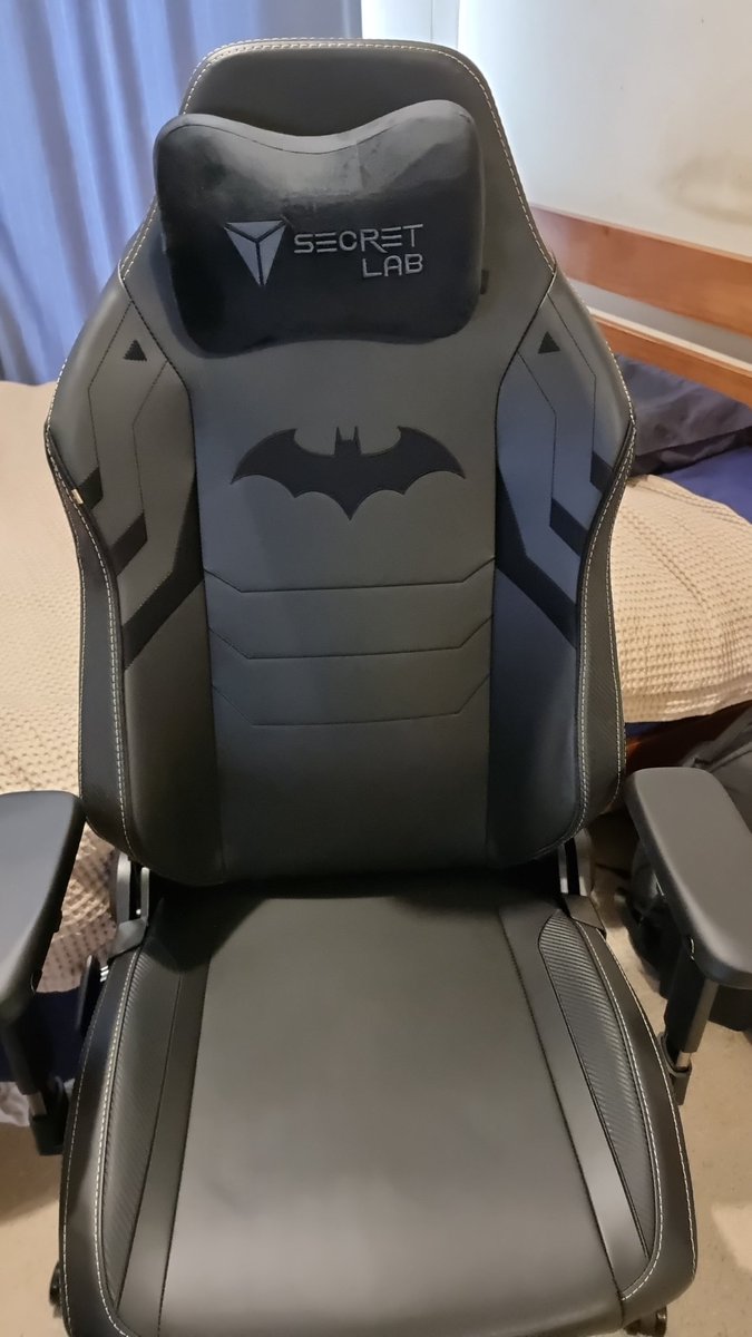 rjwdon's tweet photo. The dark knight rises #secretlab https://t.co/6aVLcvvKVJ