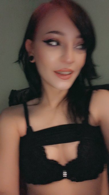 POV hot girl notices your dick and laughs https://t.co/qgDRluXOpj