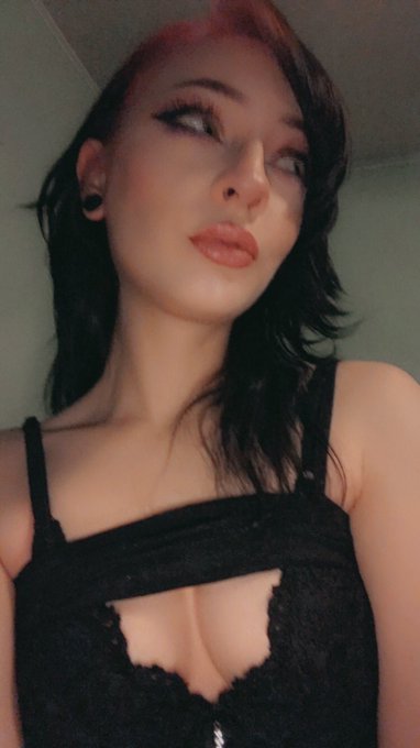 POV hot girl notices your dick and laughs https://t.co/qgDRluXOpj