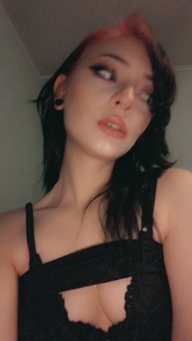 POV hot girl notices your dick and laughs https://t.co/qgDRluXOpj