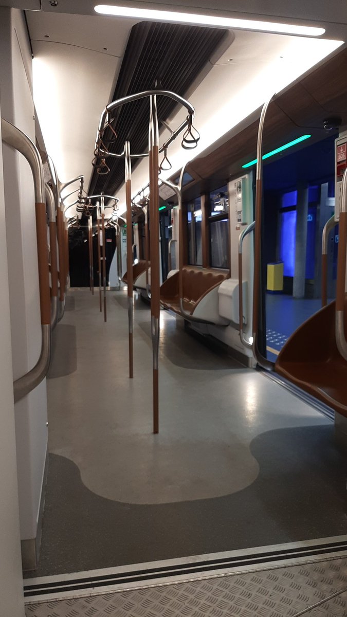 Un nouveau M7 pour moi tout seul ce matin.  On dirait qu'il sent encore le neuf.. #stib