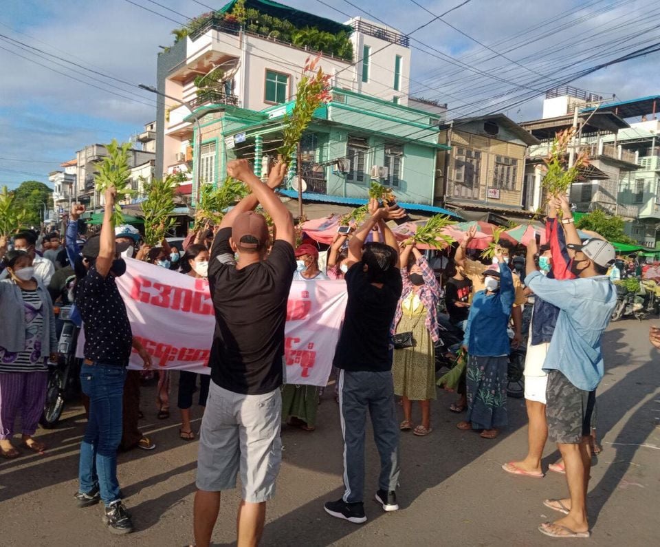 သပြေပန်းများကိုင်ဆောင်၍ အောင်မြေသာစံပညာရေးသပိတ်စစ်ကြောင်း စစ်အာဏာရှင်ဖြုတ်ချရေး ဆန္ဒပြ
ရန်ကုန်၊ စက်တင်ဘာ ၁၃
မန္တလေးတွင်အောင်မြေသာစံပညာရေးကျောင်းပေါင်းစုံသပိတ်စစ်ကြောင်းသည် စက်တင်ဘာလ ၁၃ ရက် နံနက်တွင် သပြေပန်းများကိုင်ဆောင်၍စစ်အာဏာရှင်အမြစ်ပြတ်ကျဆုံးရေး ကြွေးကြော်ချီတက်ဆန္ဒပြကြသည်။