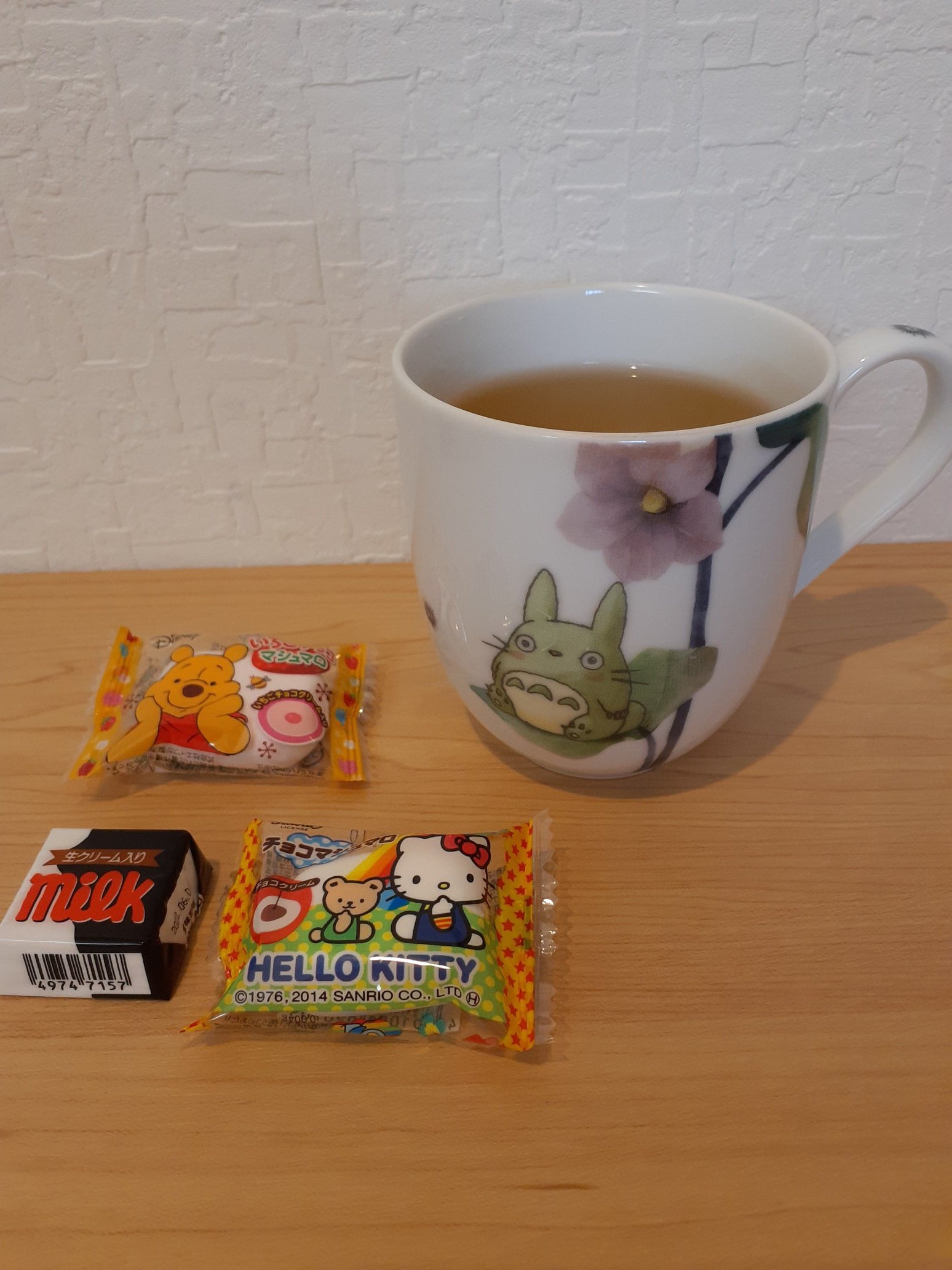 ローラ はちみつ入りカモミールティー と チョコレート たちで一息 はちみつ か カモミールティー かはっきりして欲しい 木漏れ日のお茶会 茶好連 おうちカフェ T Co Paweuh7qb3 Twitter