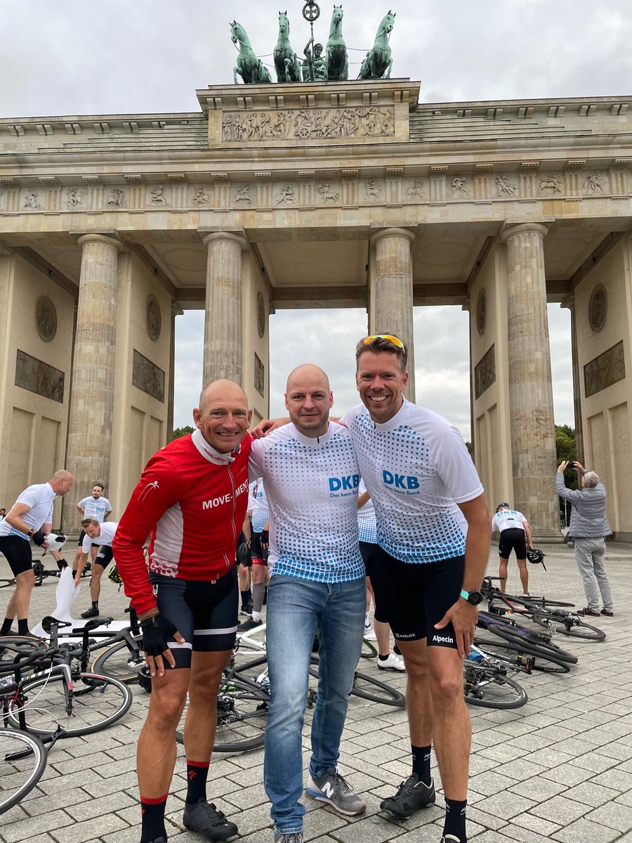 DKB_de's tweet photo. Letzte Woche waren die #TechBikers wieder on Tour und sammelte Spenden für die Aktion #WorldBicycleRelief, die Menschen in entlegenen Regionen Afrikas mit Fahrrädern ausstattet🚲💙. Einige Kolleg*innen und #DKB-Vorstand Tilo Hacke traten mit in die Pedale: https://t.co/lWYclnDKVR https://t.co/cwGRNEQNCe