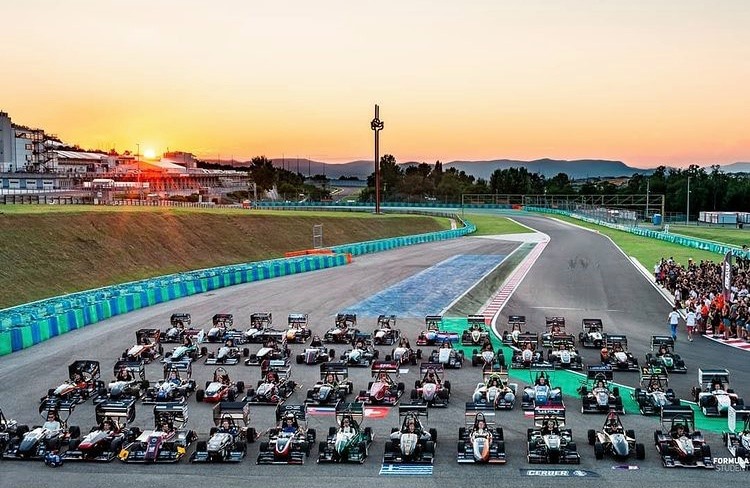 Estaca_twit's tweet photo. C'est également la rentrée 🏫 pour l'@EFT_FSAE après la belle expérience estivale à la #FormulaStudent East en Hongrie 🇭🇺
Des places sont disponibles pour les nouveaux étudiants qui souhaiteraient rejoindre l'aventure et concevoir la nouvelle monoplace 🏎️
#fseast #TeamESTACA https://t.co/N7zwuKUP3T