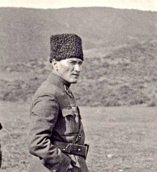 hakikatitarih's tweet photo. 13 Eylül 1921 Salı. Başkomutan Mustafa Kemal Paşa öğlen saatlerinde Türkiye Büyük Millet Meclisi'ne çektiği telgrafta(Batı Cephesi Komutanlığı'nın ilettiği rapordur) ordunun kesin zafer kazandığını ve düşman kuvvetlerinin Sakarya nehrinin batısına atıldığını bildirdi #Zafer https://t.co/80Fi1V3LnG