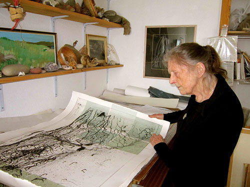 studiolatest's tweet photo. Today is International Day for the Preservation of the #OzoneLayer
#StudioArchive #interview from 2010
#FrancesWalker talks about her house on #Tiree, where she spends part of the year, & the risk of the sea level rising due to the thinning ozone layer:
https://t.co/g4cBWHyp9o https://t.co/8Y0XsEe8s0