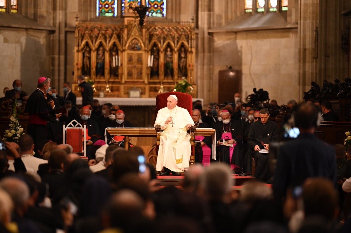 deliavatican's tweet image. “No homilies longer than 10 minutes!” #PopeFrancis tells priests in Slovakia.

“The faithful have to listen to 40 min homilies…a homily shouldn’t last more than 10 minutes…people lose interest!”