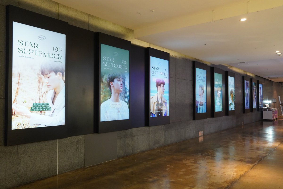 CHENUNIV_net's tweet photo. ˚✧₊⁎𝟮𝟬𝟮𝟭 𝗛𝗮𝗽𝗽𝘆 𝗖𝗛𝗘𝗡 𝗗𝗮𝘆⁎⁺˳✧༚

신촌 현대백화점 유플렉스 지하 8번 출구 연결통로에서도 21개 LCD 화면에서 종대의 생일 광고를 확인하실 수 있습니다'w'❤

#9월의_종대와_빛나는_우리
#종대를_비추는_별빛의_조명 #첸 #CHEN https://t.co/mkneLpB1Mg