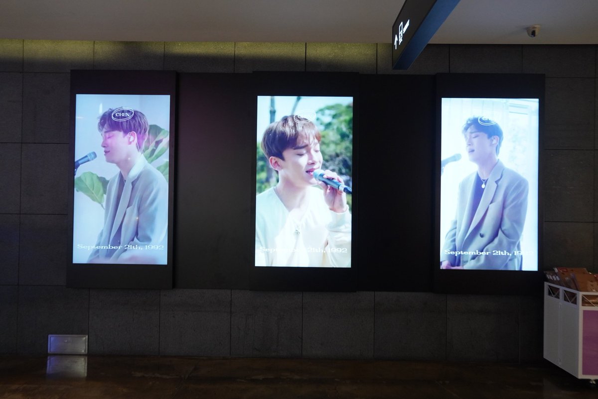 CHENUNIV_net's tweet photo. ˚✧₊⁎𝟮𝟬𝟮𝟭 𝗛𝗮𝗽𝗽𝘆 𝗖𝗛𝗘𝗡 𝗗𝗮𝘆⁎⁺˳✧༚

신촌 현대백화점 유플렉스 지하 8번 출구 연결통로에서도 21개 LCD 화면에서 종대의 생일 광고를 확인하실 수 있습니다'w'❤

#9월의_종대와_빛나는_우리
#종대를_비추는_별빛의_조명 #첸 #CHEN https://t.co/mkneLpB1Mg