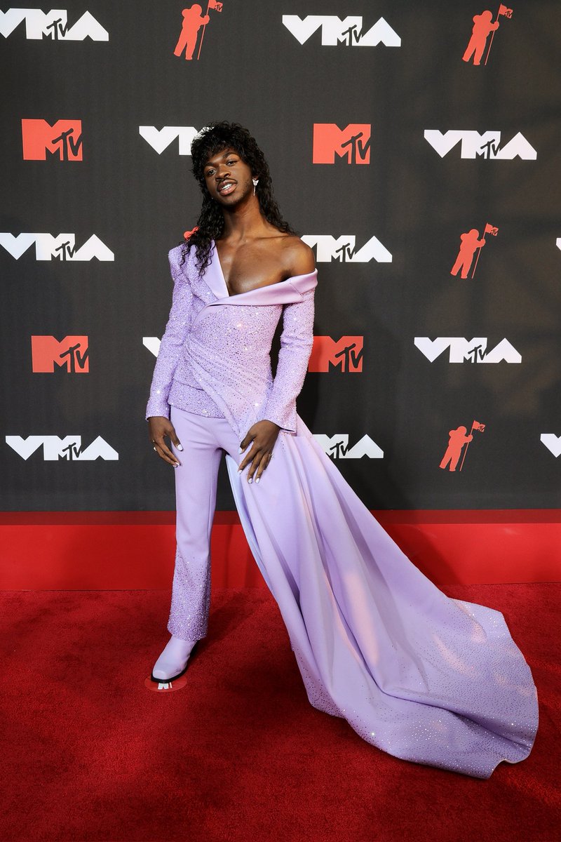 minisstillhere's tweet photo. Why the fuck is no one talking about this 😤 @LilNasX looks so good 😭 https://t.co/yhxgTKM3oJ