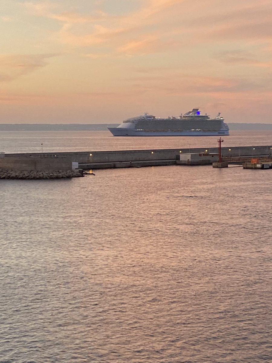 iandines1's tweet photo. I love sitting on my balcony coming into port, and it’s lovely to see one of my favourite ships #HarmonyoftheSeas join us in Palma today. Happy place! #hellosuitcase https://t.co/qWbISCZxzU