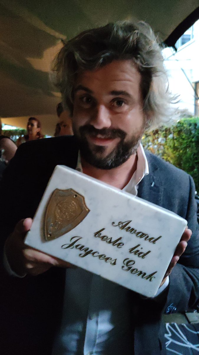 Afgelopen vrijdag was het een hoogdag voor JCI Genk. Tijdens de investituur werd Yves Vanstraelen tot voorzitter benoemd. Zijn beheerraad zal met veel #grinta en goesting er dit jaar een #lap op geven! #knaldrang

Bij de Jaydies neemt Eugénie Carrez de fakkel over van Inge.