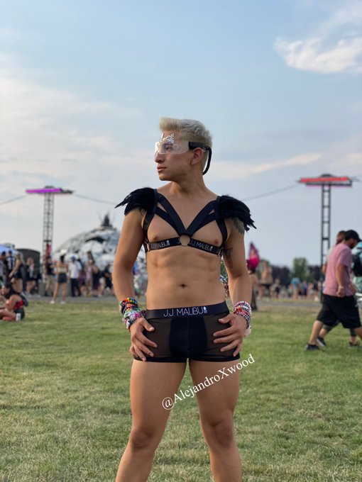 1 pic. Outfit for Bass Canyon day 1 ? @jj_malibu // https://t.co/uWDh7G5IIm 

⁃10% off the next 10 new