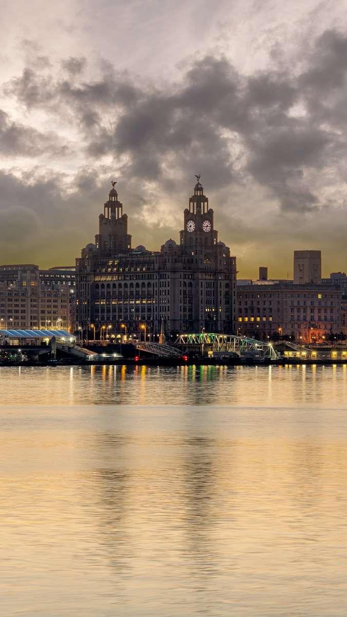 LiverpoolVista's tweet image. Good morning, #Liverpool. Moody looking sky over the city. Resized for mobile wallpaper, by the way👍