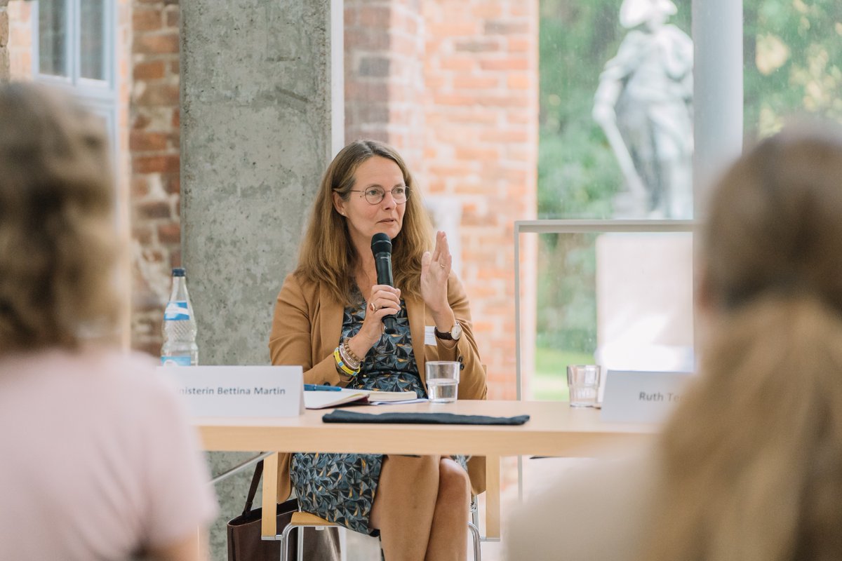 evalottabra's tweet photo. Zwei "Sternstunden" der #womenpowerment der @uni_greifswald in der letzten Woche:  
1) 100 Tage Professur mit u.a. unserer Bildungsministerin @BettinaMartin und unserer Rektorin Katharina Riedel sowie Diskussionen um Mentoring, Sponsorin, Elternzeit der Väter, WissZeitVG etc. https://t.co/wQ20pylaeT