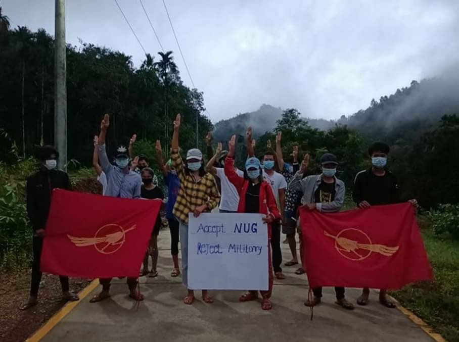 Pro-democracy villagers in Ashae Taw Nel village,gathered and held the flags in protest against military dictatorship. 

#WhatsHappeningInMyanmar #Sep13Coup #KyawMoeTunRepresentsMyanmar #UN_RecognizeNUG