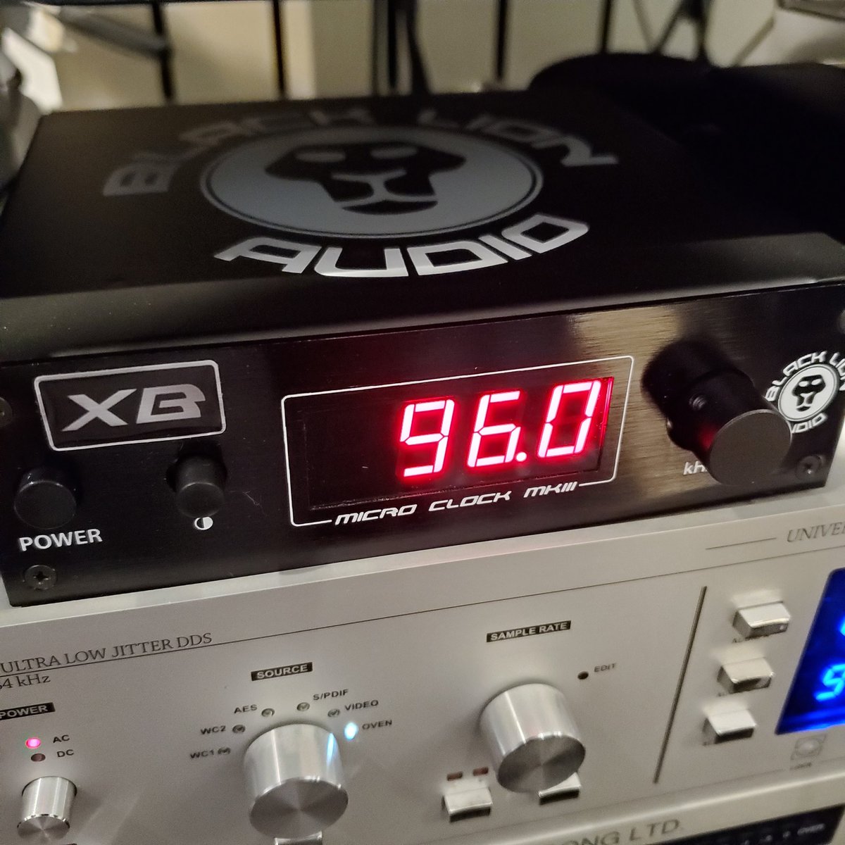 sui_k7bp's tweet photo. 製品レビューで試用したら、あまりに好きな音だったのでROCK ONで買ってきちゃいました☺ 録り(特にシンセ!)とマスタリングで使っていこうと思います。執筆のために検証をかなりやったからすぐ使える(笑) #blacklionaudio #microclock #いますぐ欲しい https://t.co/Cg9Zv1EVkN