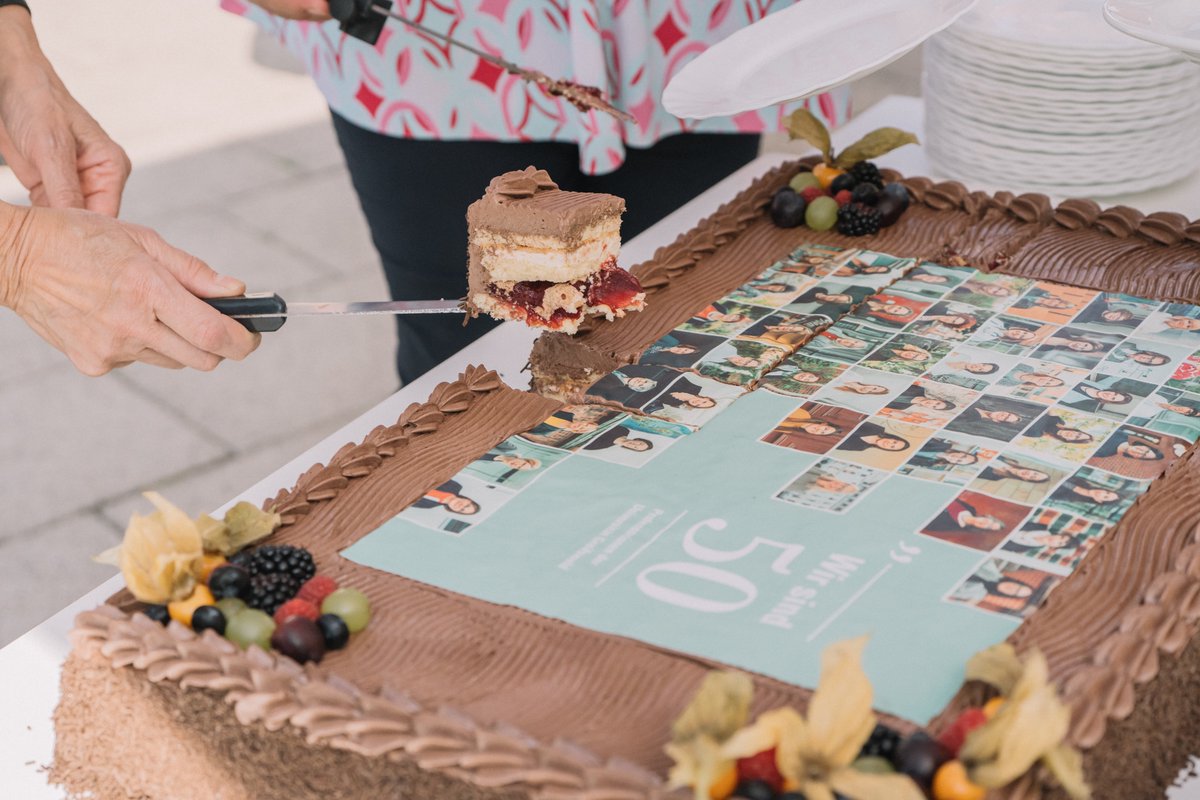 2) #Wirsind50 Feier: Anstieg des Frauenanteils der Professuren von 12% auf 25% von 2013 bis heute – ein schönes Zwischenziel, Anlass für eine Publikation und Torte. 
Herzlichen Dank an Frau Terrode und ihr <a href="/equality_unihgw/">Gleichstellung Uni Greifswald</a> Team für diese Veranstaltungen!  – mit @KonstanzeMarx