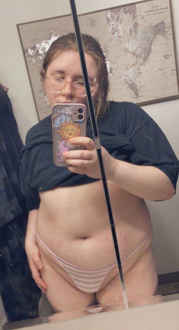Stretch marks are sexy 💕💕🤤 https://t.co/YrNviC0O8g
