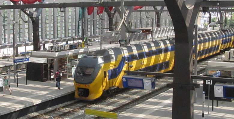 SaveATrain's tweet photo. Celebrating Summer Travel - https://t.co/NJeUtcOKHi #trains #netherlands #rivier #nsrail #railoperator #urbanrail #urbantrains #rotterdam #denhaag #siemens #mobility #dutchrailways https://t.co/gvilLwQ1aq