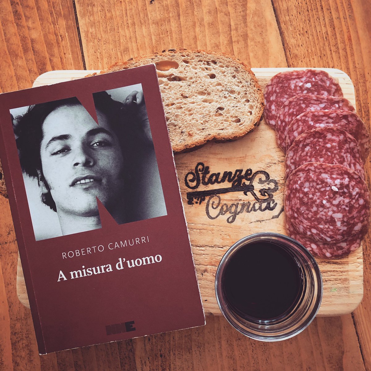 StanzeC's tweet photo. Roberto Camurri
A Misura D’Uomo, 2018
★★★★
#migliore di quei romanzi che si sforzano di raccontare la poesia della provincia italiana.
#peggiore di quelli in cui la poesia delle realtà di provincia traspare senza sforzi.
#uguale a una merenda casalinga con salame e vino rosso https://t.co/RtIqmly58u