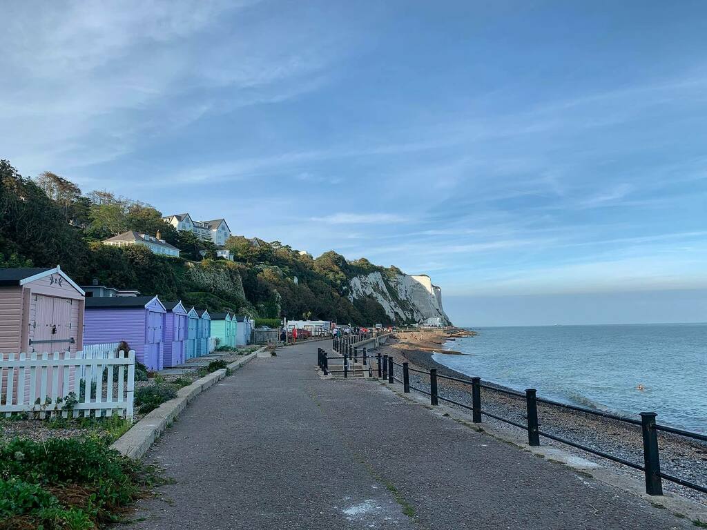 Raksha_Digs's tweet photo. St Margaret’s Bay, Dover - here you can see the famous white chalk cliffs and on a clear day the French coast on the other side of the channel. In fact it’s so close the only phone signal I could get was data roaming from France 🇫🇷 🧐#dovercliffs #dov… https://t.co/f8AT6I3KIw https://t.co/3X85HHUZrY