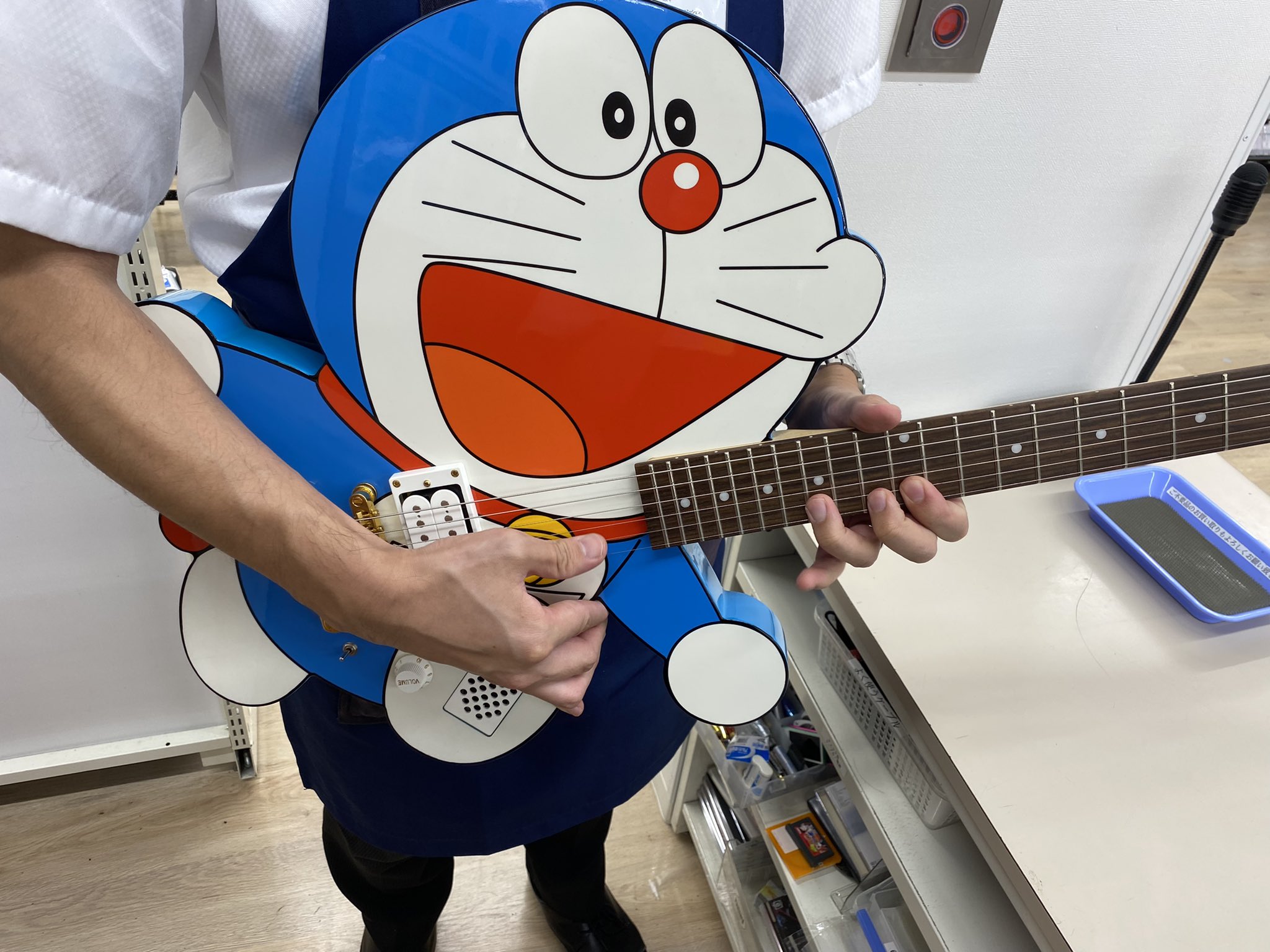 数量は多い  ドラえもん ギター ESP 巻き込ん ギター