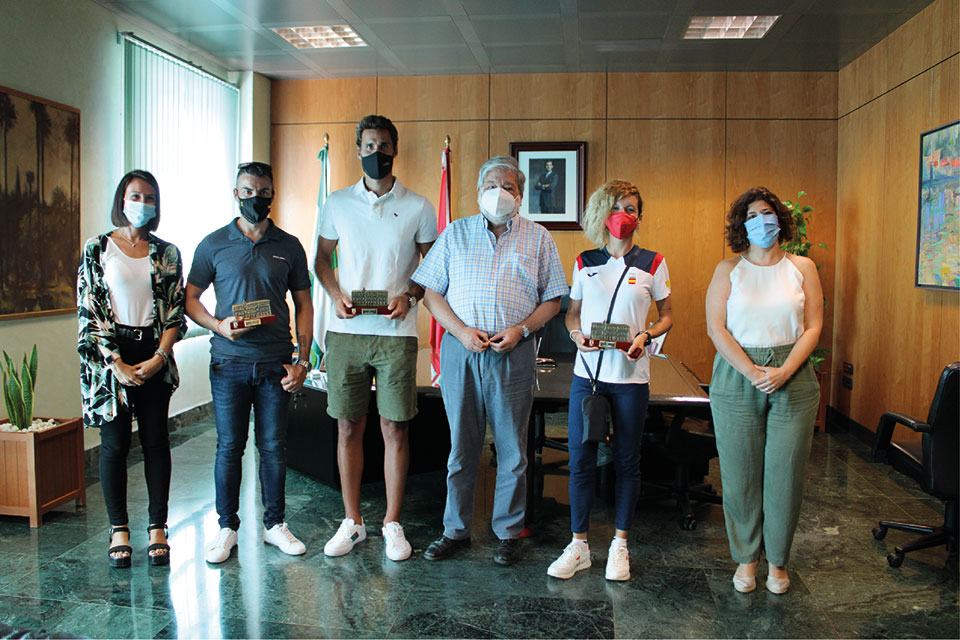 #ElDeporte / Recepción en el @Ayto2Hermanas a los deportistas Olímpicos y Paralímpicos <a href="/JCanalejoP/">JCanalejoP</a> <a href="/karitocaroca/">Carolina Robles 🔻💜🇪🇸</a> y <a href="/AdolfoaCiegas/">AdolfoBellido</a>.
 
periodicolasemana.es/20210913/96765…