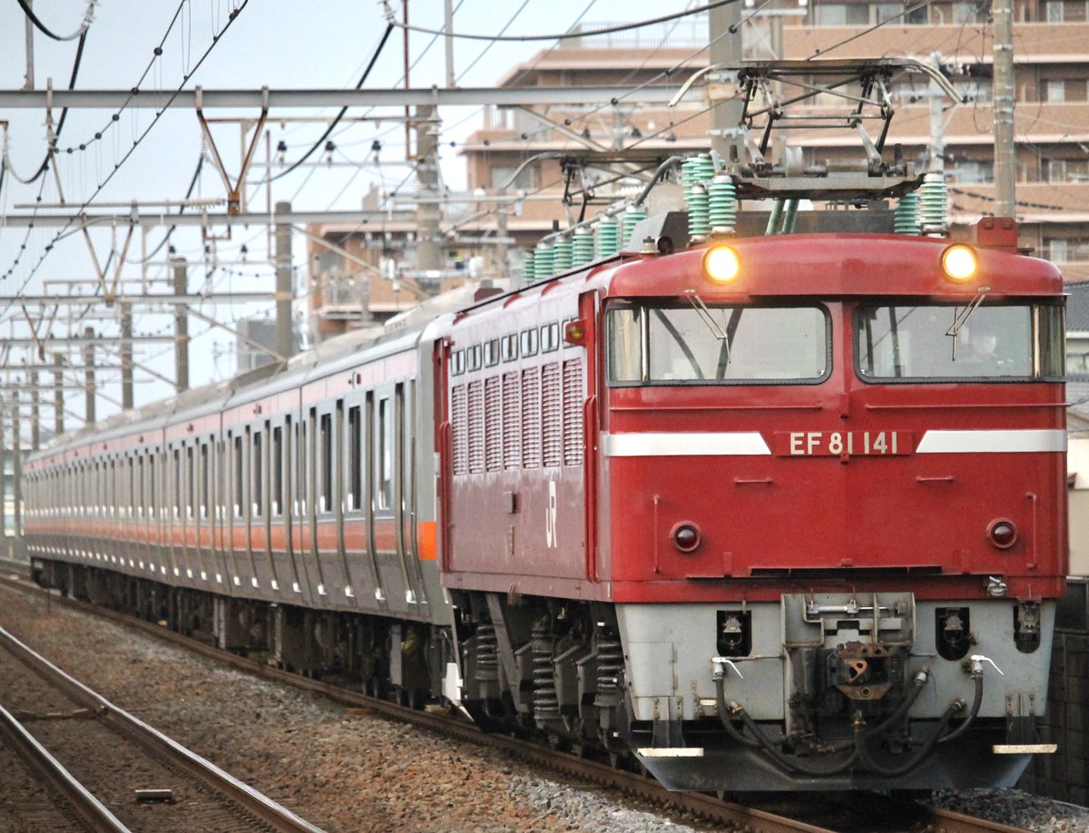 205MU35's tweet photo. 9月13日
EF81 141＋E231系MU43編成　
AT出場配給 https://t.co/p8g9hYlTUT