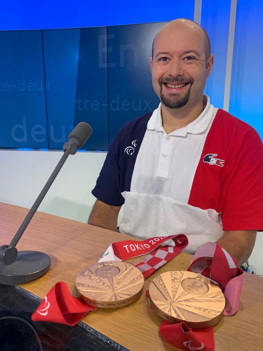 Paul_Satis's tweet photo. Les médaillés olympiques et paralympiques reçus aujourd'hui à l'Elysée. Parmi eux, #MaximeThomas. le pongiste lyonnais a ramené deux médailles de bronze de #tokyo2021 Il est invité de #EntreDeux à 11h50 @FRAparalympique @Paris2024 @F3Rhone_Alpes https://t.co/QiTUWwqFb9