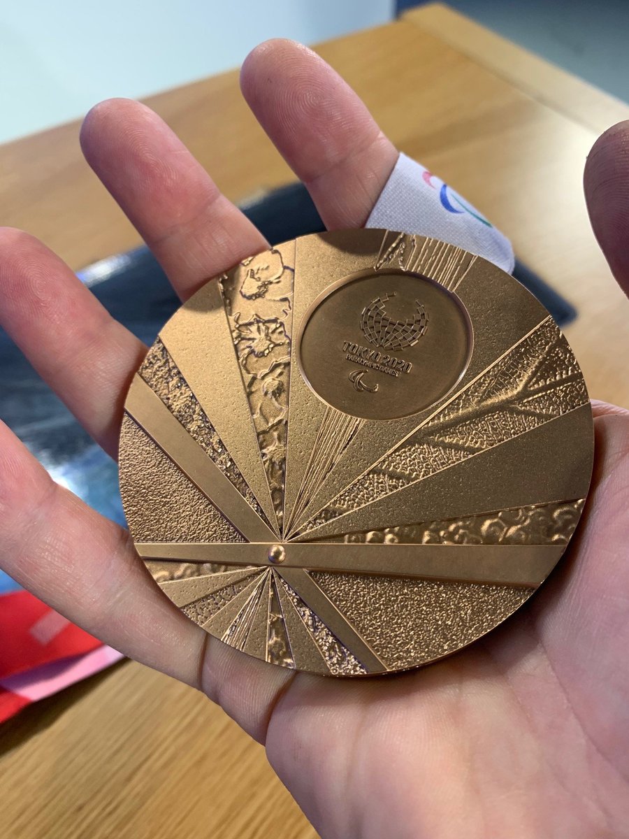 Paul_Satis's tweet photo. Les médaillés olympiques et paralympiques reçus aujourd'hui à l'Elysée. Parmi eux, #MaximeThomas. le pongiste lyonnais a ramené deux médailles de bronze de #tokyo2021 Il est invité de #EntreDeux à 11h50 @FRAparalympique @Paris2024 @F3Rhone_Alpes https://t.co/QiTUWwqFb9