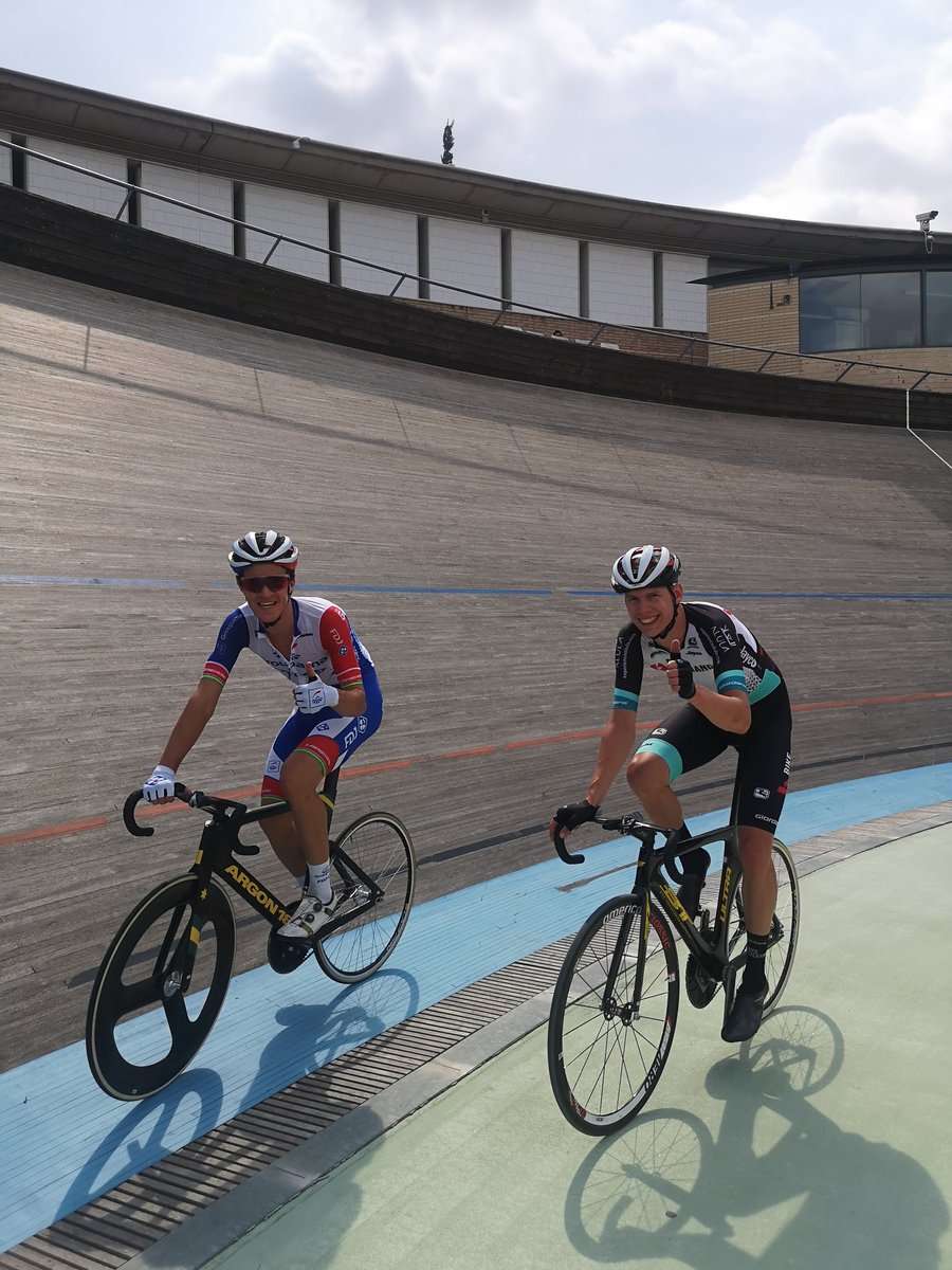 JaumeMas's tweet photo. Preparing, preparant el #17eciutatbcntrackcycling @MilesScotson #kendallo'brien @velodromdhortabcn @ciclismecat @FDJ @GreenEDGEteam #pross https://t.co/IZkeTTomnC