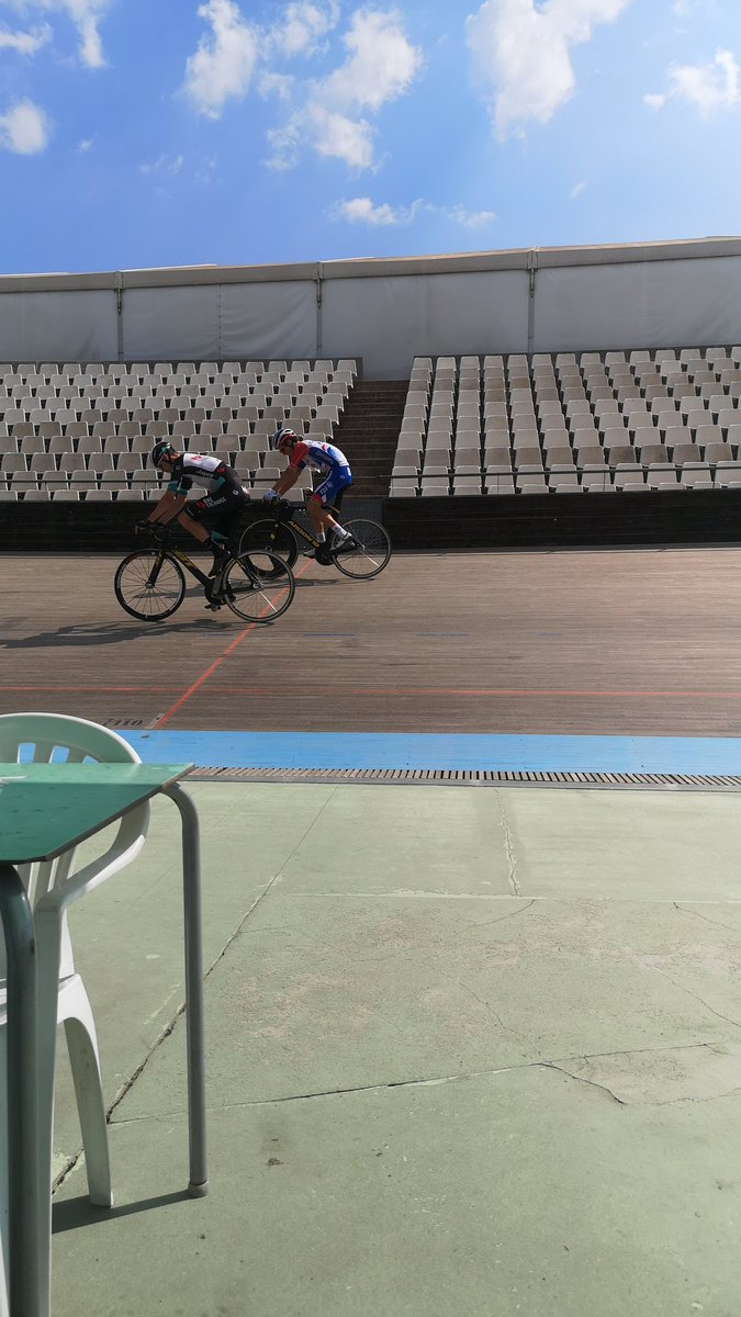 JaumeMas's tweet photo. Preparing, preparant el #17eciutatbcntrackcycling @MilesScotson #kendallo'brien @velodromdhortabcn @ciclismecat @FDJ @GreenEDGEteam #pross https://t.co/IZkeTTomnC