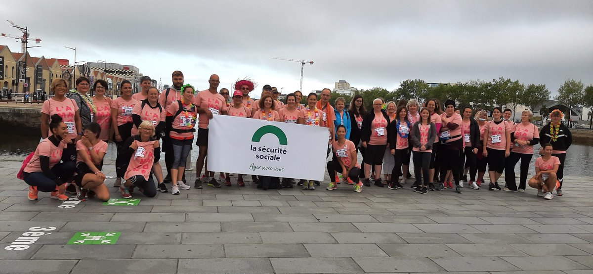 Caf76_actus's tweet photo. [#Solidaires] 
Plus de 50 collaborateurs de la #Caf76, de l'@Urssaf_Ndie et de la @CPAM76LeHavre faisaient équipe dimanche lors de la course Amazone @LH_LeHavre.
Un bel engagement au bénéfice de la lutte contre le cancer du sein. 
MERCI à toutes et à tous !
#LaSecuEstLa❤️#TeamCaf https://t.co/PUnxRh1neK