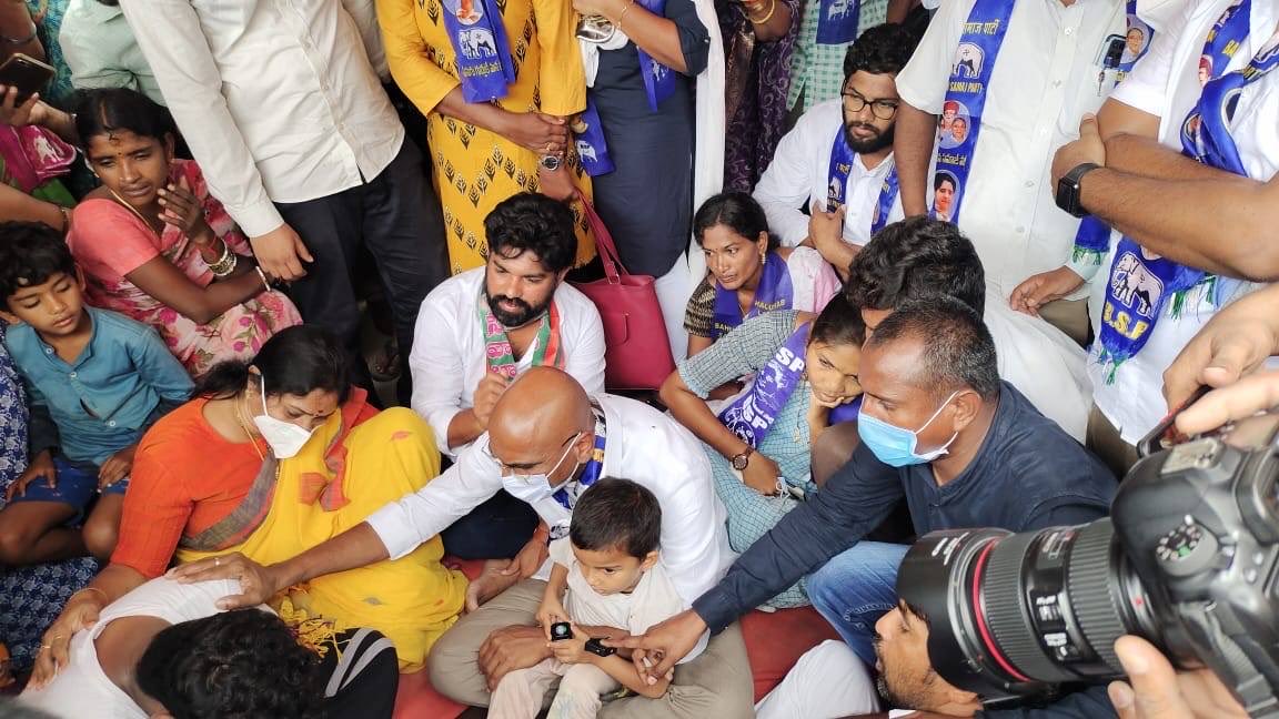 RSPraveenSwaero's tweet photo. 3 రోజుల క్రితం అత్యాచారం-హత్యకు గురైన చిన్నారి చైత్ర కుటుంబాన్ని పరామర్శించాను. ప్రశ్నించే గొంతుకలు మల్లన్న-రఘులను వెంటనే అరెస్టు చేసిన ప్రభుత్వానికి ఈ కేసులో నిందితుడు ఇంకా పరారీలోనా? మీ బంగారు తెల���గాణలో మా గిరిజన బిడ్డల బతుకులు వైకుంఠదామాల పాలైనై. అసలు మీ సర్కార్ పరారీలో ఉంది. https://t.co/2VmS72YfUd