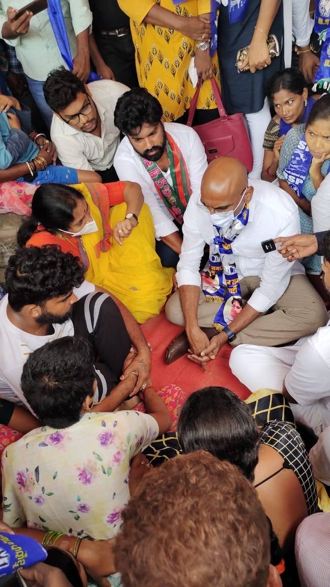 RSPraveenSwaero's tweet photo. 3 రోజుల క్రితం అత్యాచారం-హత్యకు గురైన చిన్నారి చైత్ర కుటుంబాన్ని పరామర్శించాను. ప్రశ్నించే గొంతుకలు మల్లన్న-రఘులను వెంటనే అరెస్టు చేసిన ప్రభుత్వానికి ఈ కేసులో నిందితుడు ఇంకా పరారీలోనా? మీ బంగారు తెల���గాణలో మా గిరిజన బిడ్డల బతుకులు వైకుంఠదామాల పాలైనై. అసలు మీ సర్కార్ పరారీలో ఉంది. https://t.co/2VmS72YfUd