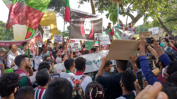 OSSportsss's tweet photo. Yesterday Mariners on protest against their management https://t.co/Gl6VyXowz7
