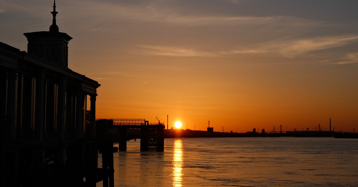 naturallyrelax's tweet photo. #Gravesend Town Pier at sunset #travelgram #fujifilm #travelphoto #naturephotgraphy #explore #natureshots #picoftheday #beauty #relaxing #naturephotographer #aestheticsky #cloudwaves #cloudsoftoday #skybird #august #atmosphere #skiesofinstagram #gloomy #naturephotography https://t.co/q6dEIeCnbV
