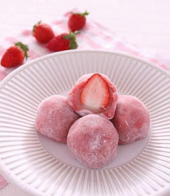 Моти кинчаку. Рисовый десерт моти. Рисовое пирожное моти. Начинка для вагаси моти. Как едят моти десерт.