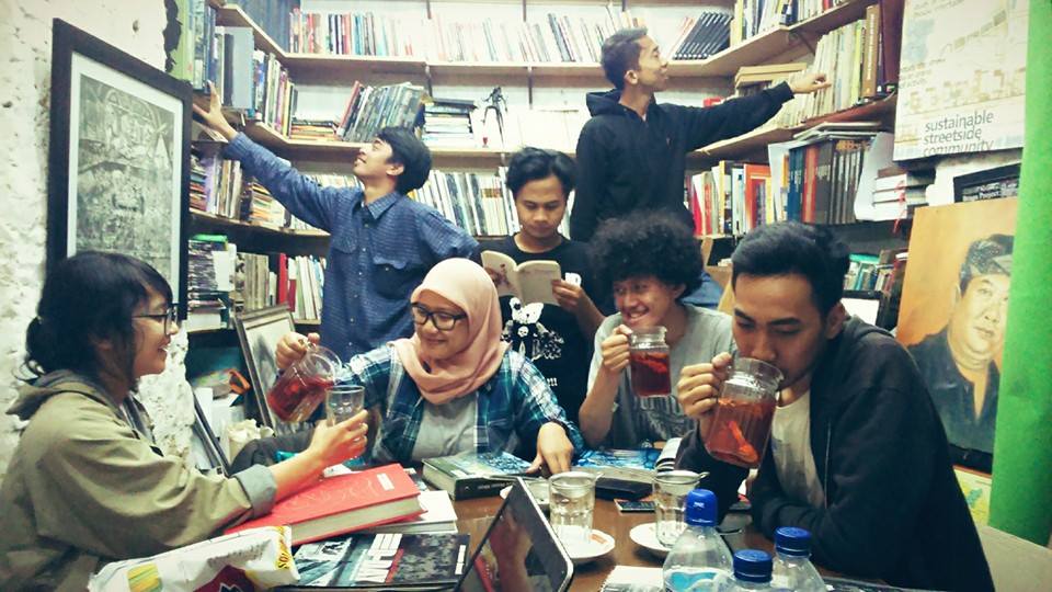 Diingatkan Facebook foto 7 tahun lalu. Tak terasa. Waktu berlalu hingga jarang bertemu.