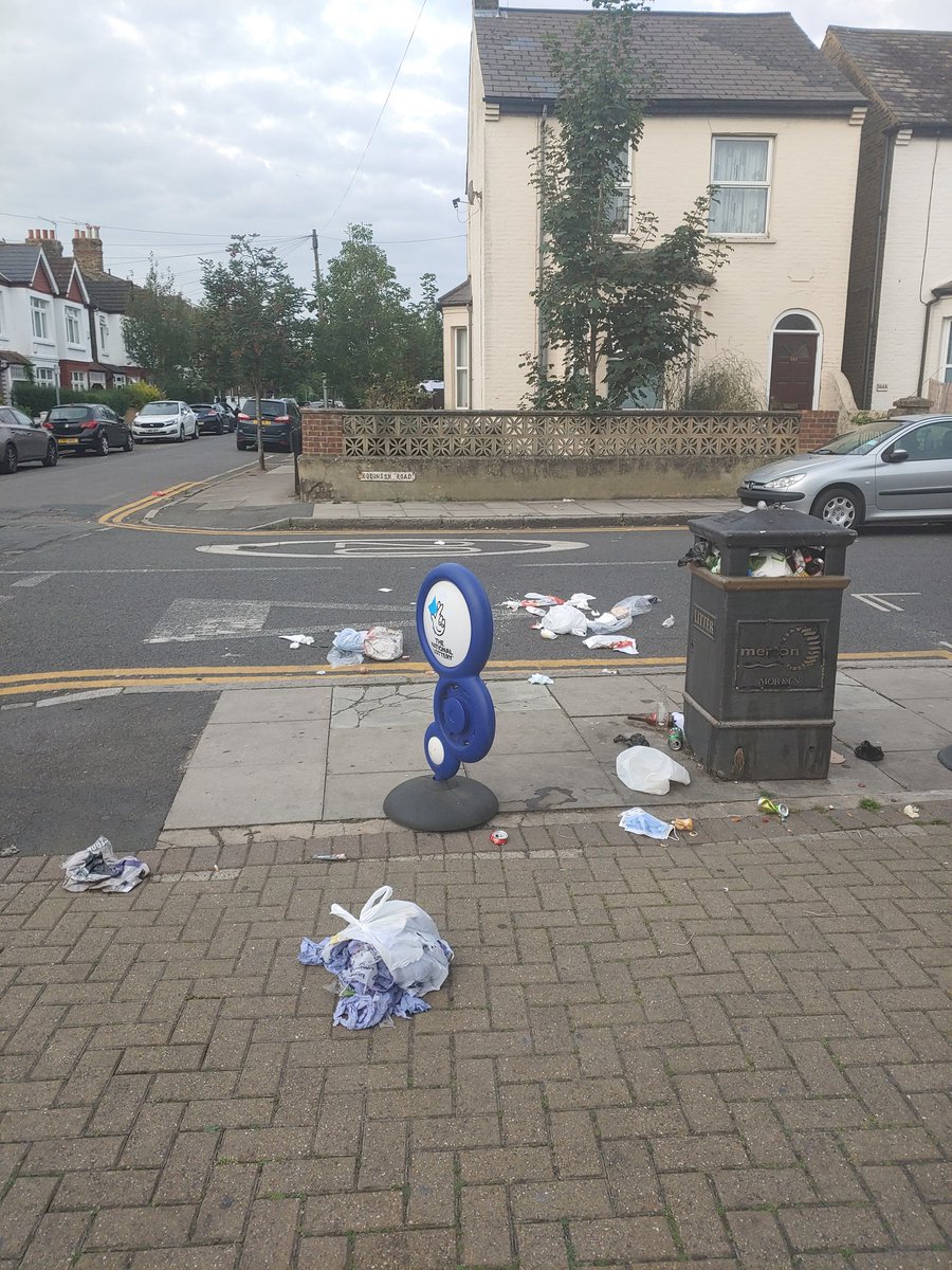 I think the foxes are trying to tell you the bin needs emptying @Merton_Council #MuckyMerton